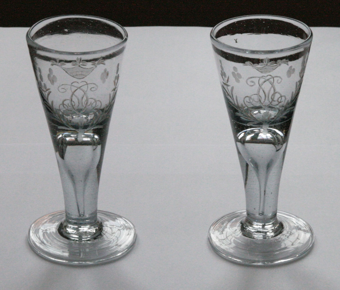 En af de mange bryllupsgaver, som det smukke par fik, var 12 Nøstetangen glas. Hvert af glassene er forsynet med Christen Scheels monogram, og over dette ses en grevekrone.