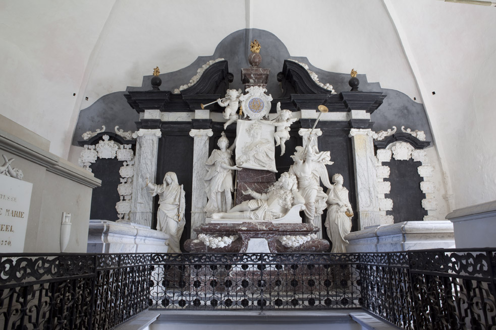 Christen Scheels kiste blev fragtet den lange vej fra Skt. Petersborg til slægtens gravmæle i Auning kirke nær stamhuset Gammel Estrup.