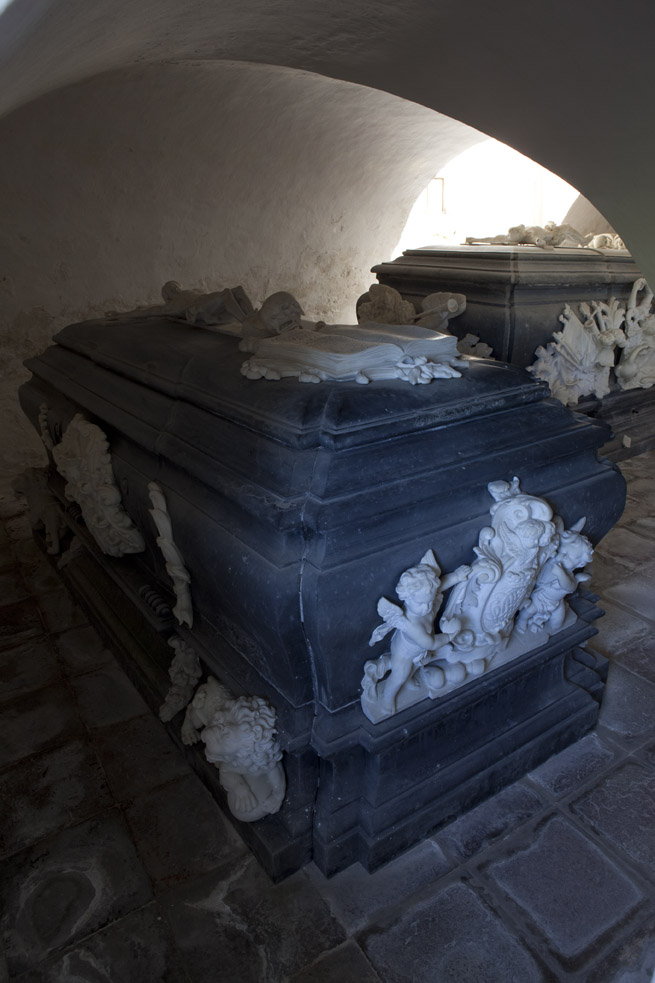 Christen Scheels kiste blev fragtet den lange vej fra Skt. Petersborg til slægtens gravmæle i Auning kirke nær stamhuset Gammel Estrup.